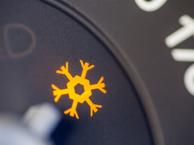 Wiesz, co oznacza ta ikonka na desce rozdzielczej? Pojawia się nie tylko zimą