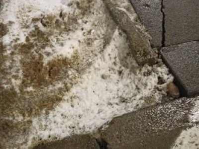 Dziury ukryte pod śniegiem przy chodniku na warszawskiej ulicy. Jednego dnia kilka aut z uszkodzonymi kołami trafiło do wulkanizacji