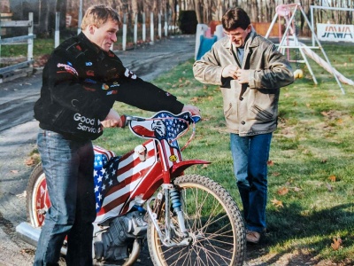 Żużel. Wspiera Wilki Krosno z… Ameryki! Obok domu wybudował tor (ZDJĘCIA)