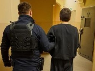 Zamordował matkę i jej partnera. Sąd umorzył sprawę