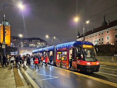 Świąteczne metro, tramwaj i autobus w Warszawie 2026. Gdzie je spotkać 5 i 6 stycznia?