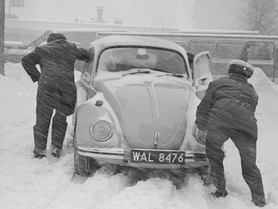 Paraliż kraju, ogromne zaspy i niskie temperatury. Taka była zima stulecia
