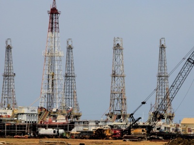 Ceny ropy spadły po ataku USA na Wenezuelę. Niepewność na rynku paliw