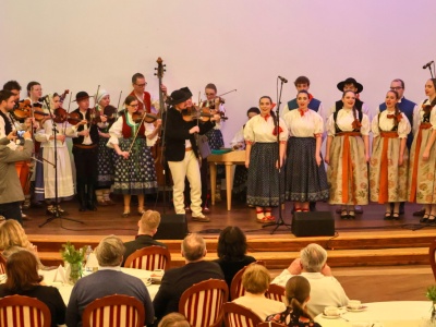 Folklorystyczne „Po Kolyndzie” Zespołu Pieśni i Tańca Olza. Publiczność wysłuchała trzech kapel oraz grupy śpiewaczej zespołu