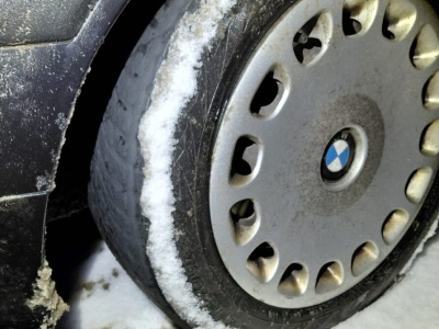 Kierujący BMW jechał na łysych oponach w czasie śnieżycy – stanowcza reakcja policjantów ruchu drogowego