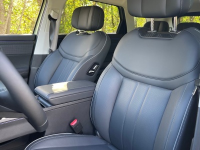 Choć jest znacznie tańsza, Omoda przegrywa. Polacy wybierają droższego i bardziej luksusowego SUV-a