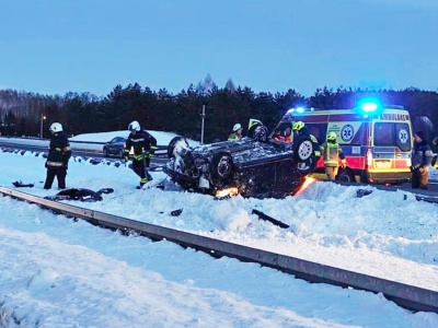 Niebezpiecznie na ekspresowej S51. Samochód na dachu, ciężarówka w rowie