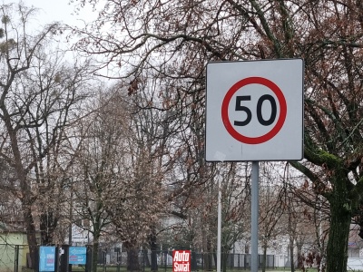 Znak B-43 to nie jest zwykłe ograniczenie prędkości. Nieuważni kierowcy mogą wpaść w 