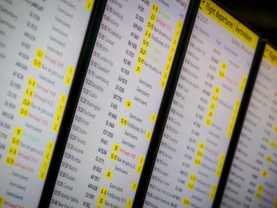 Atak zimy w Amsterdamie – odwołane loty, wstrzymane pociągi i autobusy