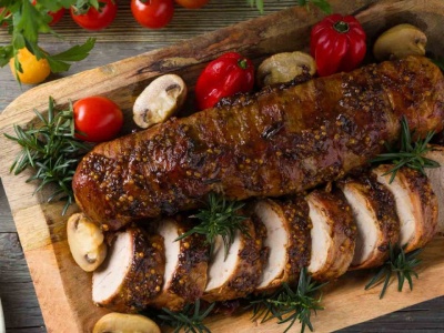 Złocista polędwiczka wieprzowa w sosie teriyaki z piklami z ogórka