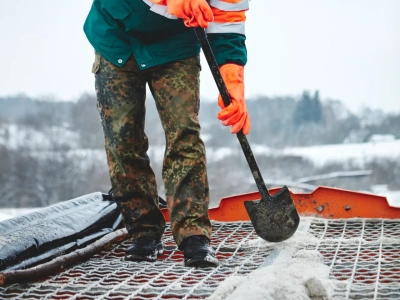 Kierowca ciężarówki zmarł po upadku z zabudowy – zimowa tragedia na wysokości