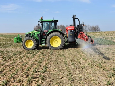 Rolnicy apelują o zmianę przepisów: 5 m/s to za mało na nowoczesne opryskiwacze