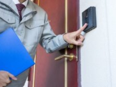 Pukanie do Twoich drzwi. Wpuścisz urzędnika Poczty? 819 zł grzywny i blokada konta przez Skarbówkę