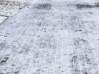 Posyp tym schody i podjazd. Nie niszczą butów jak sól, a są równie skuteczne