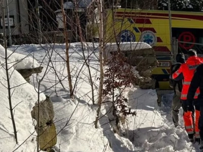 Policjanci uratowali bezdomnego mężczyznę przed zamarznięciem.