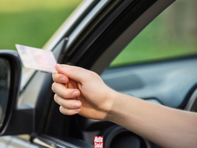 Te dokumenty trzeba mieć ze sobą w samochodzie. Nie zawsze wystarczy mObywatel