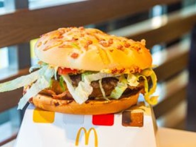 Co roku wszyscy na niego czekają. Jak Burger Drwala wpływa na organizm?