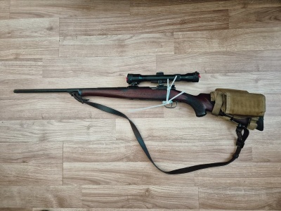 Akcja policji pod Skierniewicami. 54-latek chodził po ulicy z bronią. Miał też kamizelkę taktyczną