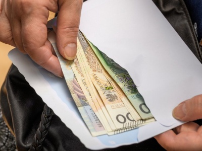 Wysyłanie kopert z emeryturami kosztuje 70 mln zł rocznie. KRUS wzywa seniorów