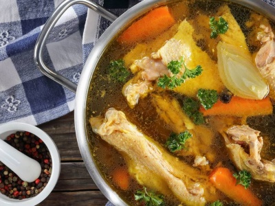 Kiedy wrzucać warzywa do rosołu? Większość z nas robi to za szybko