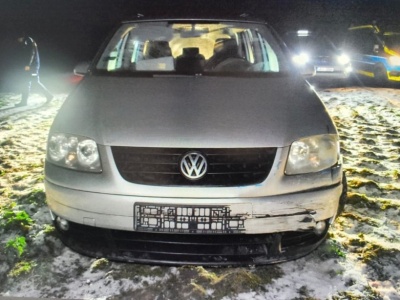 Nieudany pościg. 16-latek ominął policyjne blokady, staranował radiowóz i uciekł