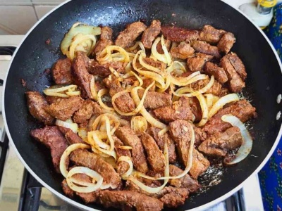 Zalej tym wątróbkę, a stanie się miękka i soczysta. Już zawsze będziesz tak robić