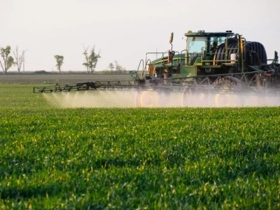 Bruksela zabiera zaprawy. Rolnicy alarmują: zagrożone zboża