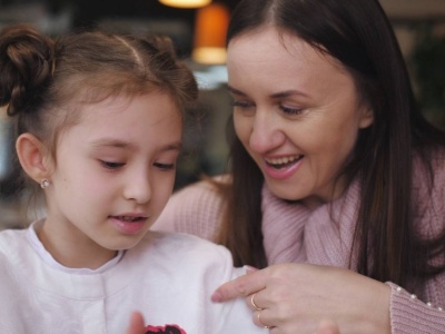 Nie pytaj o to, jak było w szkole. Zastąp je 7 pytaniami, które rozwiążą dziecku język