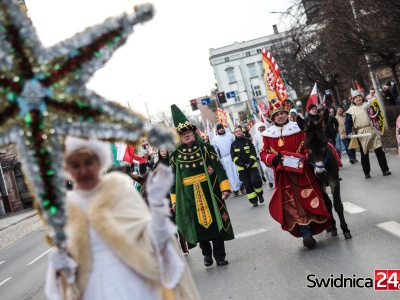 Orszak Trzech Króli przeszedł ulicami Świdnicy. „Podążajmy drogą, którą szli mędrcy”