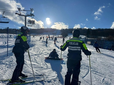 “Niebieskie patrole” na białym puchu. Policja na nartach wkracza na podkarpackie stoki