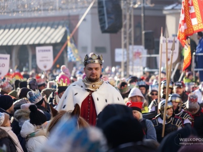 POZNAŃ: Tłumy na Starym Rynku i wspólne kolędowanie. Orszak Trzech Króli przeszedł przez miasto