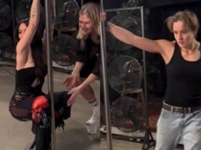 Katarzyna Zillmann i Janja Lesar wywijają na rurze. 