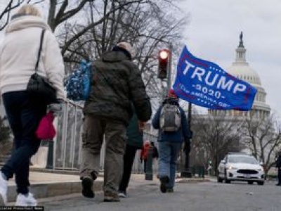 Biały Dom broni szturmujących Kapitol. 