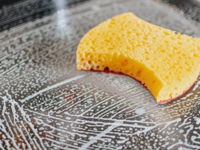 Dlaczego gąbki do naczyń są kolorowe? Mało kto wie