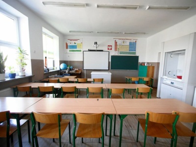 Mróz i intensywne opady śniegu. Szkoły mogą zamknąć drzwi, a uczniowie usiąść do komputerów