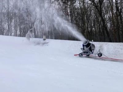 W Katowicach jak w górach. Trwa sztuczne naśnieżanie górki w Parku Kościuszki