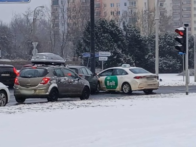 Lublin: Zderzenie dwóch aut na rondzie im. 27 Wołyńskiej Dywizji Piechoty AK – utrudnienia w ruchu