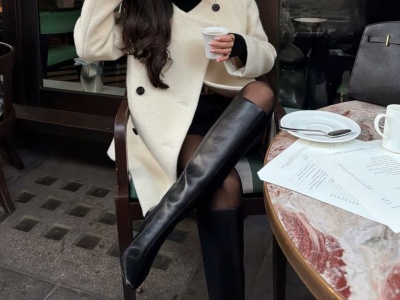 Ten model kozaków robi całą stylizację. Paryżanki stawiają na 