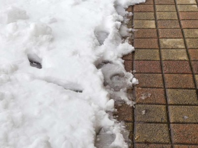 Rozsyp zamiast soli. Szybciej stopi lód i nie uszkodzi nawierzchni