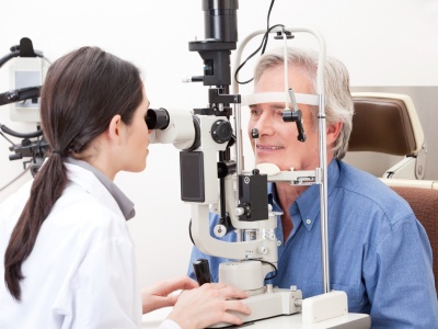 Prezbiopia, czyli starczowzroczność. Poznaj przyczyny i objawy pogorszenia wzroku wraz z wiekiem. Czy starczowzroczność można leczyć?