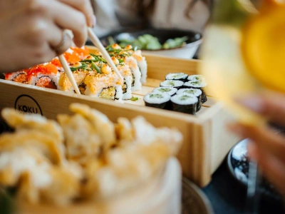 Polacy kochają sushi, a Koku Sushi potrafi to wykorzystać. Ile otwarć miała sieć w zeszłym roku?