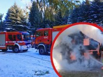 Pożar drewnianego domu w Sypniewie. Strażacy walczą z ogniem