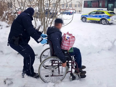 Grabowiec: mężczyzna na wózku ugrzązł w śniegu, na pomoc ruszyli policjanci