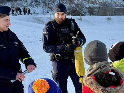 Kruchy lód i śmiertelna hipotermia. Policja: nie ryzykuj życia na zamarzniętym jeziorze