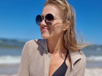 Przysiadła na łódce. Na ciele przewiązała chustkę