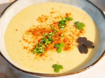 Podsmażam, wrzucam do bulionu i blenduję. Z tego warzywa smakuje lepiej niż z pomidorów