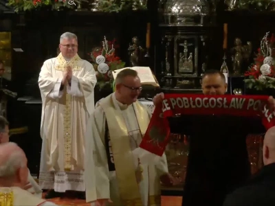 Karol Nawrocki dotarł na Jasną Górę. Prezydent z kibicowskim szalikiem