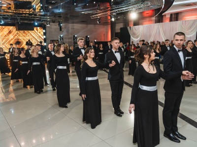 Polonez i zdjęcia ze studniówki XI Liceum Ogólnokształcącego z Oddziałami Integracyjnymi im. Stanisława Staszica w Radomiu