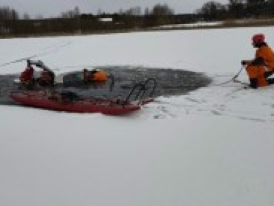 Jeździli autem po zamarzniętym jeziorze. Nagle lód się załamał