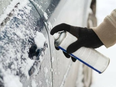 Najlepsze sposoby na przymarznięte drzwi w samochodzie
